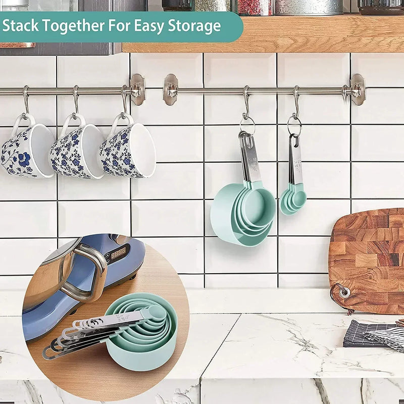 xícaras e colheres medidoras, xícaras e colheres empilháveis, xícaras medidoras encaixáveis com alça, utensílios de cozinha para cozinhar e assar